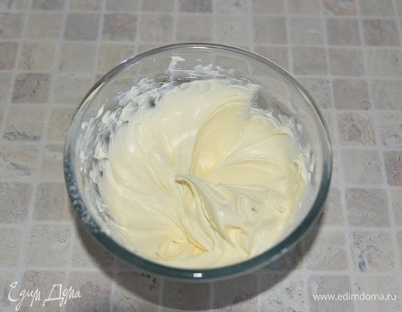 Приготовим крем. Сливочный сыр и сметану взбить с сахарной пудрой, добавить ванильный экстракт. 
