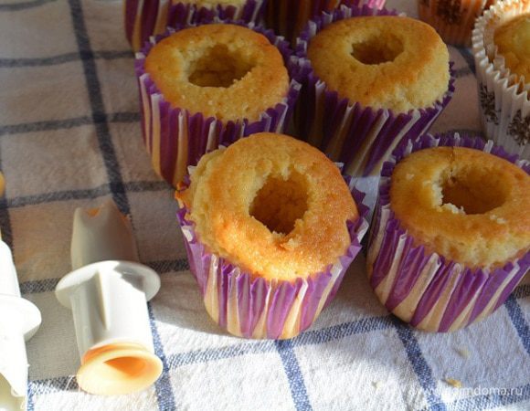 Капкейки остудить полностью и удалить серединку с помощью чайной ложки или специальным шприцем.