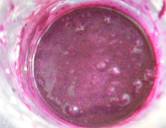 Готовим начинку: шоколад растопить на водяной бане или в микроволновой печи. Сливочное масло комнатной температуры слегка взбить и в несколько приемов добавить растопленный шоколад. Снова взбить.
Чернику (если мороженая, предварительно разморозить и слить лишнюю жидкость) измельчить в блендере и протереть через сито. Добавить к сливочно-шоколадной массе.