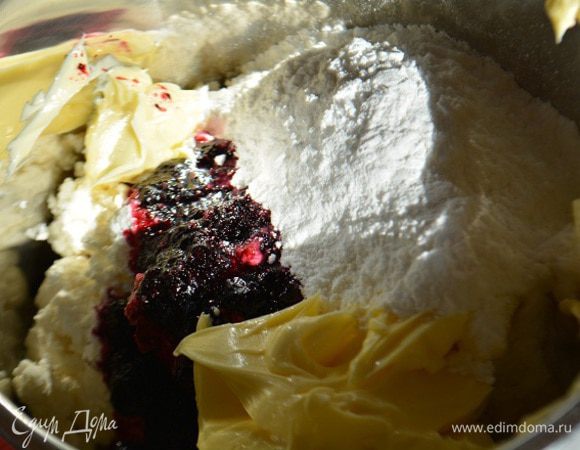 И последний штрих! Готовим крем: чернику растереть с сахаром.
В миске смешать творог, чернику перетертую, сахарную пудру, мягкое сливочное масло. Взбить до однородности.