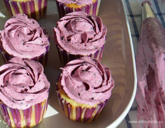 Переложить крем в кондитерский мешок и украсить готовые капкейки.