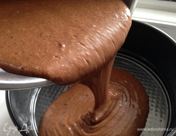 Выложить тесто в смазанную форму (диаметр - 20см) растительным маслом. И выпекать 25-30 мин, проверяя на готовность зубочисткой.
Готовый бисквит полностью остудить. 