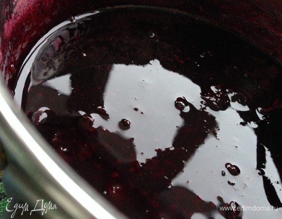 Желатин залить водой (50мл.) и дать ему набухнуть.
Смородину промыть. Залить оставшейся водой, добавить сахар. Довести до кипения, затем убавить огонь и варить примерно 5-7 минут. Снять смородину с огня и добавить набухший желатин, хорошо перемешать. Оставить остывать при комнатной температуре.