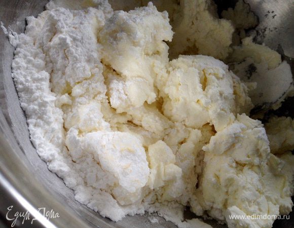 Растворить кофе в горячей воде (75мл). Оставить остывать. Желатин залить водой (50мл) и дать набухнуть.
Творожный сыр перемешать с половиной порции сахарной пудры.
У меня сыр, вот по этому рецепту
http://www.edimdoma.ru/retsepty/71999-tvorozhok-iz-yogurta
Идеально подходит! Наташенька, очередное спасибо!)