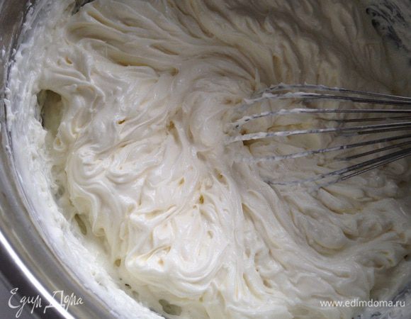 Сливки взбить с оставшейся пудрой до твердых пиков. Ввести в сырную массу. Аккуратно перемешать, чтобы масса не потеряла воздушность.