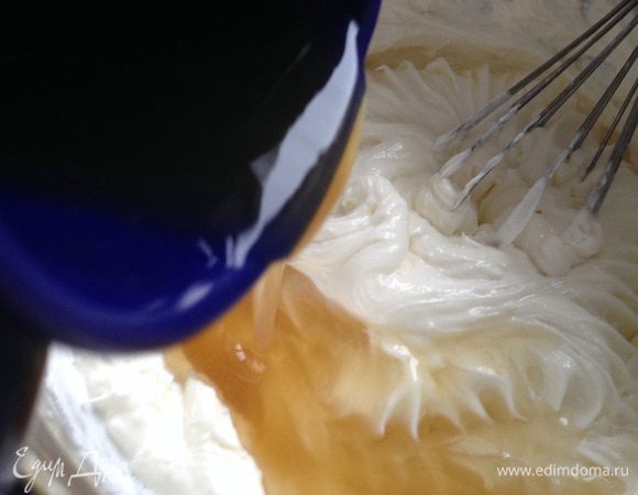 Растопить набухший желатин на среднем огне. И подмешать к крему. Быстро и хорошо перемешать!