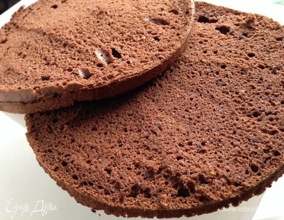 Начинаем сборку торта. Работаем быстро!
Торт удобно будит собирать в разъемной форме. Предварительно застелив её пленкой или бумагой для выпечки! Разрезать бисквит на две части.