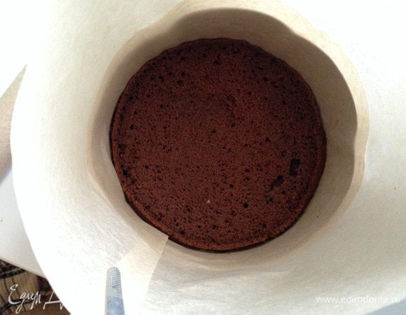 Поместить шоколадный бисквит на дно формы.