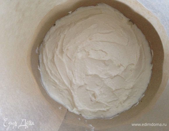 Сверху сливочный мусс (если мусс уже начинает густеть, то можно сразу продолжать собирать, если нет, то следует поставить торт в холодильник на 5-7 минут, потому что сливочный и кофейный слои могут перемешаться).