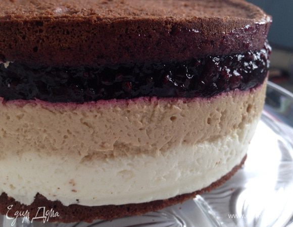 Завершает торт шоколадный бисквит.
Готовый торт в форме поставить в холодильник минимум на 3 часа, либо оставить на ночь! Украсить по желанию!