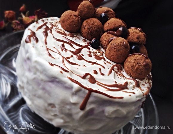 Я украсила ягодами черной смородины, кейк попсами и шоколадом.
Для кейк попсов:
Извечная моя проблема - это горка на бисквите! Как не крути, она постоянно у меня вылазит. Поэтому я ее аккуратно срезала. Измельчила блендером, добавила ложку крема (я специально отложила несколько ложек сливочного мусса, чтобы украсить им торт сверху). Смотрите по консистенции, крема уходит немного, чтобы можно было сформировать шарики. 
Либо приготовить крем отдельно. Для этого смешать густую сметану или крем-чиз с сахаром или сгущенным молоком. 
Затем шарики обвалять в какао! 