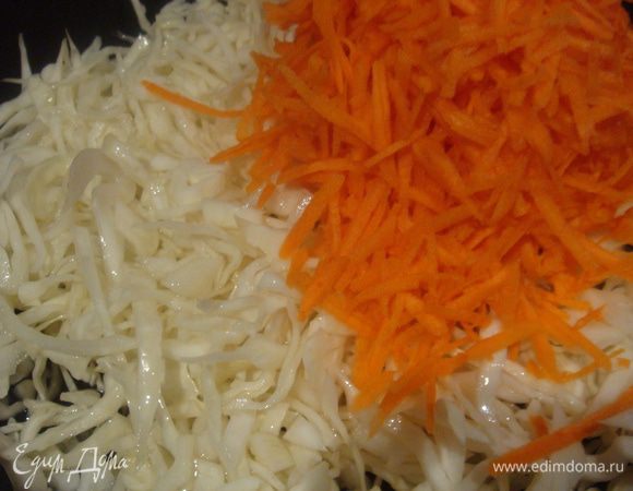 Нашинковать капусту, натереть на крупной терке морковь.