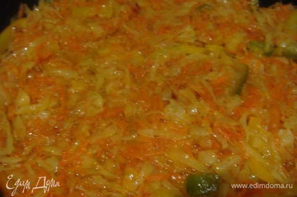 На сковороду налить 3 ст. л. масла, добавить капусту, морковь. Обжариваем до золотистого цвета, солим, перчим.