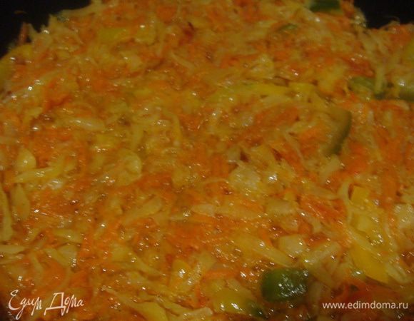 На сковороду налить 3 ст. л. масла, добавить капусту, морковь. Обжариваем до золотистого цвета, солим, перчим.