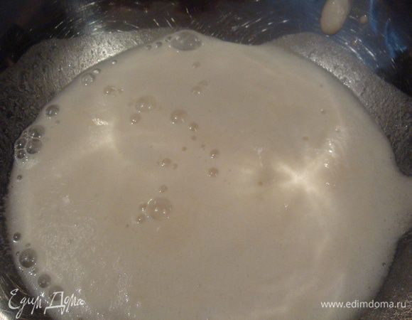 Готовим тесто для пампушек. В 200 мл теплой воды развести 1 ст. л. сухих дрожжей, добавить 1 ст. л. сахара, хорошо все размешать и поставить на 15 минут, чтобы разошлось.