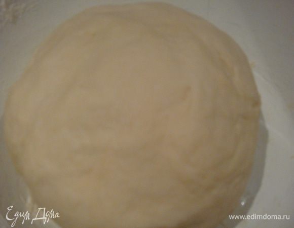 По истечении 15 минут в нашу опару добавляем растительное масло, соль, крахмал и 1,5 стакана муки, замешиваем мягкое тесто (муку добавляем в тесто понемногу, зависит какая мука, может понадобиться больше муки или меньше), даем тесту подойти 30 минут.