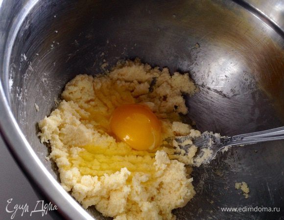 Добавить яйцо и немного взбить.