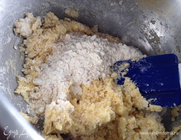 И подмешать к масляно-яичной смеси. Хорошо вымешать.