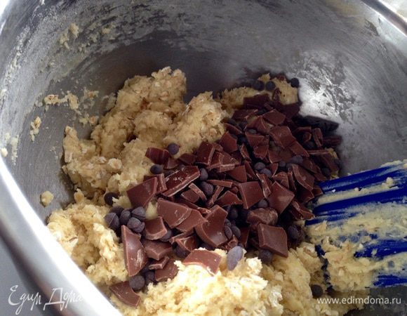 Шоколад крупно порубить и добавить к тесту.