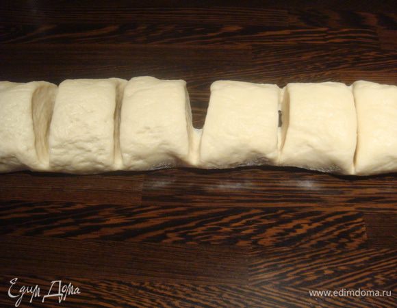 В сковороду с капустой добавить немного воды (вода не должна покрывать капусту), тесто обмять, придать тесту форму цилиндра и порезать на части.