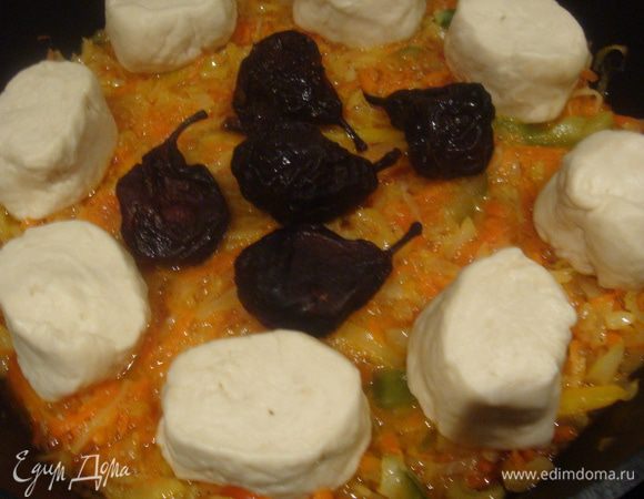 Тесто выкладываем на капусту. Я в центр положила груши вяленые для запаха, но это не обязательно, на любителя. Пампушки должны вариться на пару, но не касаться воды.