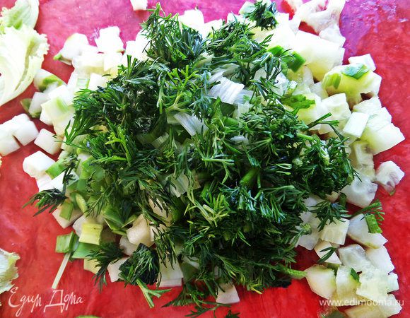 Зелень, овощи измельчим.