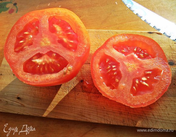 От помидора отрезаем крышечку, где был хвостик.