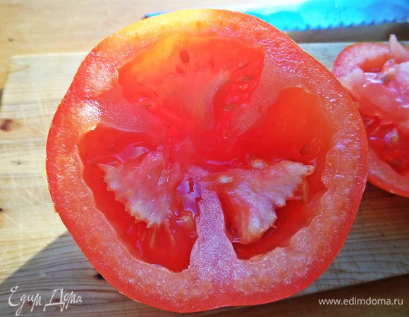 Вырезаем часть мякоти и удаляем весь сок, иначе он потечёт.
