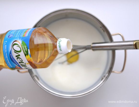 Добавить рафинированное растительное масло (2 ст. л.).
Еще раз взбить венчиком до однородности блинного теста.