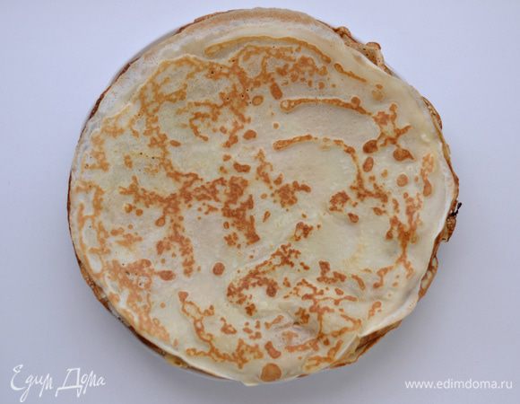 Печем блины на растительном рафинированном масле, обжаривая с обеих сторон.
