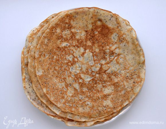 Когда останется 1/3 блинного теста, добавить мак и хорошо перемешать. Выпечь блины с маком.