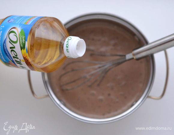 В конце ввести рафинированное масло. Перемешать.
Выпечь шоколадные блины.