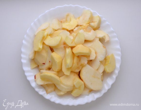 Карамелизованные яблоки и бананы:
Яблоки почистить (800 г). Разрезать пополам, удалить сердцевину. Нарезать на небольшие дольки.