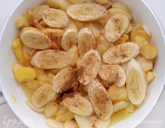 Добавить нарезанный банан и корицу. Смешать. Прогреть 1 минуту. Готово!