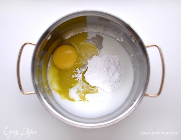 Карамельный мусс:
Желтки (2 шт.) взбить с крахмалом 2 ст.л.), сахаром (2 ст.л.), ванилью (2 г), слегка подогретым молоком (280 г).