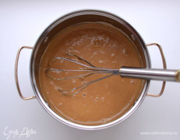 Добавить вареную сгущенку (4 ст.л.). Венчиком смешать до однородности. Ввести заранее распущенный в 50 мл воды желатин (10 г.) . Хорошо перемешать.
Я использовала желатин D. Oetker. 1пак. было в самый раз, т.е. мусс держал форму и был нежным, как густой крем, но не резиновым. 