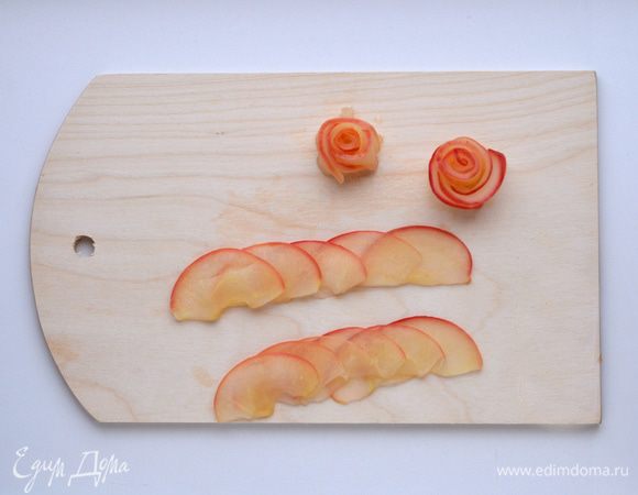 Блинный торт с карамельным муссом и фруктами ингредиенты 	Формируем розы. Лепестки уложить друг на друга, слегка отступая. Свернуть рулетом. Роза готова.