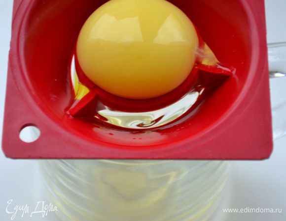 Приготовить бисквит. Отделить желтки от белков.