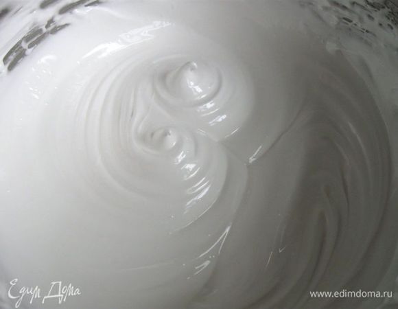 Сначала приготовим безе (baiser – «поцелуй» в переводе с французского). Охлажденные белки поместить в кастрюлю или другую посуду, посолить (для придания крепости белкам) и  взбивать до крепкой пены, потом  понемногу добавлять  сахарную пудру, увеличить  мощность миксера, взбивать до «жестких пиков».  Это означает, что если Вы поднимете венчик над белками, то они не опадут.