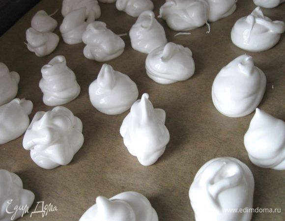 Положить массу в кондитерский мешок (или шприц)  и выложить частями на противень, застеленный пекарской бумагой. Поставить в разогретую до 200С духовку на 5-7 минут, потом убавить температуру до 100С и выпекать еще  около 1 часа, может чуть больше или меньше. Не открывать духовку до полной готовности, которую можно определить по румяному цвету верхушек. 