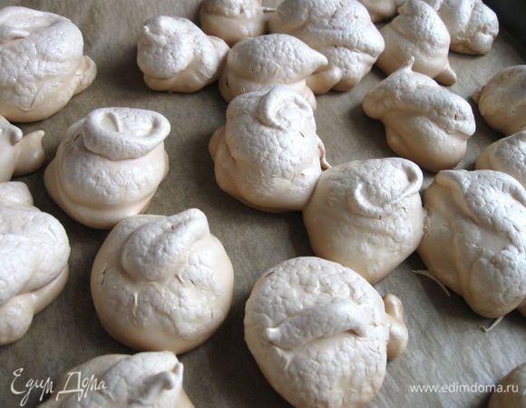 Безе должно получиться нежное, и вместе с тем хрустящее, рассыпчатое.  В  десерт на 3 порции у меня ушло чуть меньше половины высушенных в духовке безе.