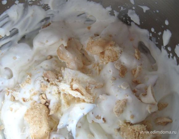 Безе разломать на небольшие кусочки, смешать со сливками.
