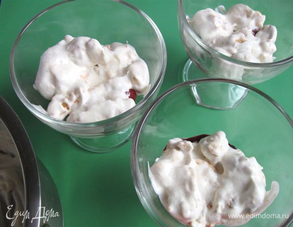 Выложить слоями смесь сливок с безе и клубнику или смородину. 