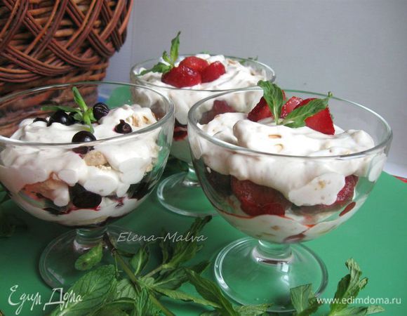 Украсить листиком мяты. Подавать сразу, потому что иначе безе размокнут. 