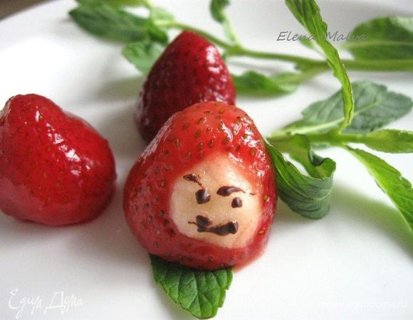 А это  декор клубники с французского сайта, который, как пишет автор, перекочевал туда с японского. Забавно, мне кажется… Делается просто: 1 клубничка, кусочек яблока, чайная ложка лимонного сока (чтобы яблоко не потемнело), немного растопленного шоколада и для работы удобная небольшая ложечка, как для мороженого, только значительно меньше. Правда, я обошлась без такой ложечки, а воспользовалась кофейной.
Приятных вам праздников!