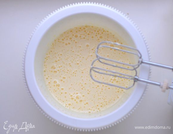 Желтки взбить с 4-мя столовыми ложками сахара. Должна получиться почти белая воздушная масса. Продолжая взбивать, добавить 5 ст. л. воды.