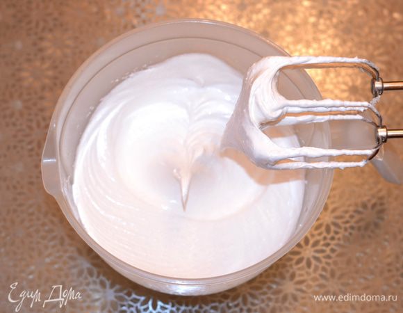 Белки взбить со щепоткой соли и 4-мя ст. л. сахара до устойчивых пиков.