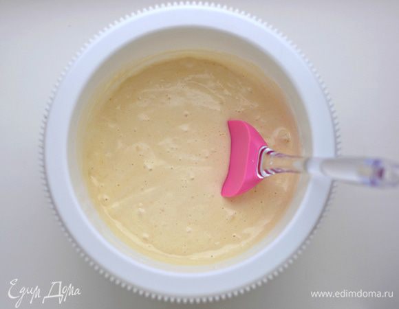 Осторожно ввести белки. Перемешать методом складывания.