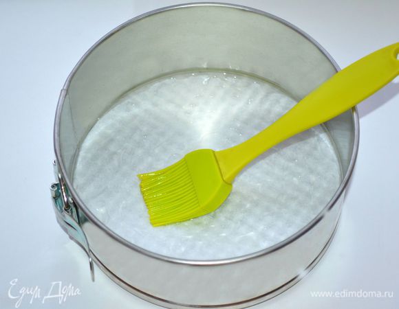 Дно разъемной формы на 20 см застелить пекарской бумагой, смазать растительным маслом.