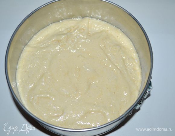 Переложить получившееся бисквитное тесто в форму и поставить в заранее разогретую духовку. Выпекать примерно 25 минут при 180 градусах. Готовность проверять лучинкой.